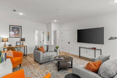 The O'Keeffe-2nd Floor Boutique Hotel Suite House in Rogers