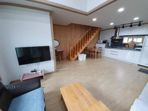 TV and multimedia, Kitchen or kitchenette, Living room, Seating area, Dining area, minibar, stove