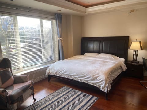 Lucky suite, two-bedroom suite with independent entrance in Richmond close to YVR House in Richmond