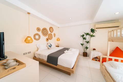Bed, TV and multimedia, Bedroom