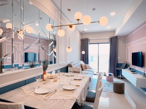 Communal lounge/ TV room, TV and multimedia, Living room, Seating area, Dining area, Evening entertainment