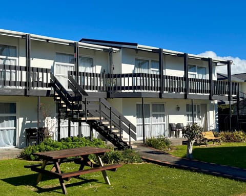 Property building, Garden, Balcony/Terrace
