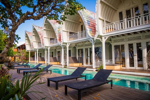 Property building, Balcony/Terrace, Pool view, Swimming pool, sunbed