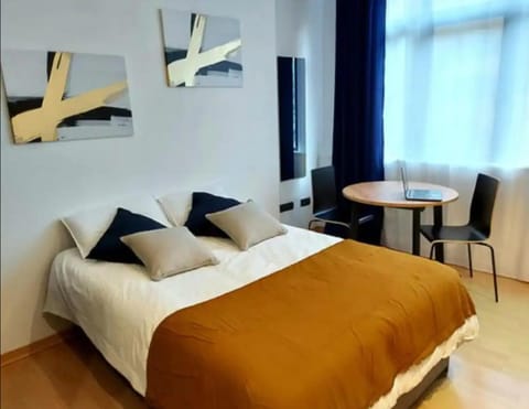Bed, Photo of the whole room, Seating area, Dining area