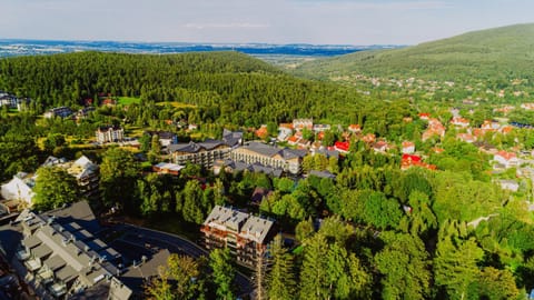 Property building, Day, Neighbourhood, Natural landscape, Bird's eye view, Summer, Cycling, City view, Mountain view
