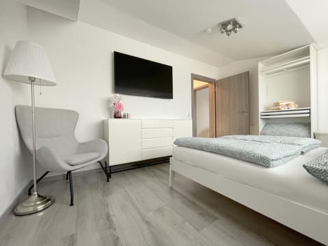 Bed, TV and multimedia, Bedroom, hair dresser, wardrobe