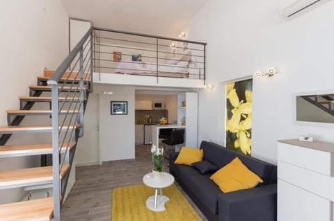 TV and multimedia, Kitchen or kitchenette, Living room, Seating area