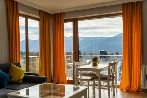 Balcony/Terrace, Seating area, Dining area, Mountain view
