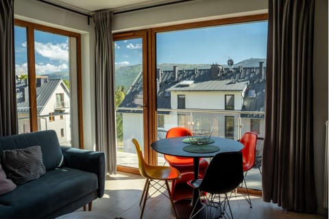 Balcony/Terrace, Seating area, Dining area, Mountain view
