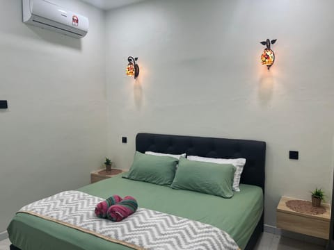 Bed, Photo of the whole room, Bedroom, towels, air conditioner