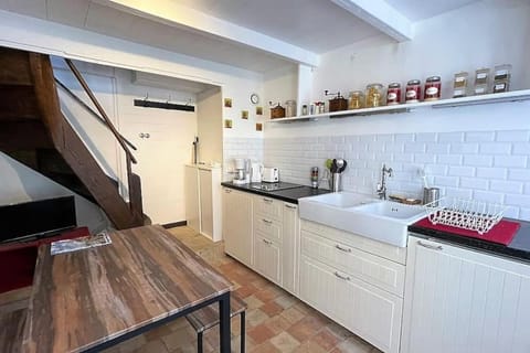 Coffee/tea facilities, Kitchen or kitchenette, minibar, stove