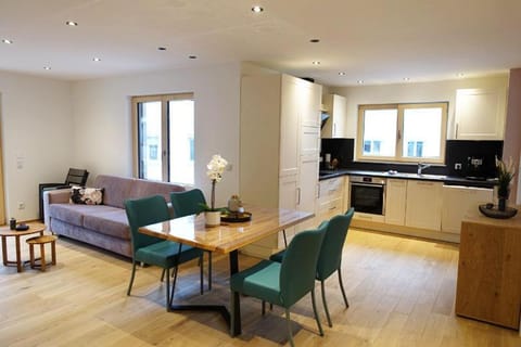 Kitchen or kitchenette, Living room, Seating area, Dining area