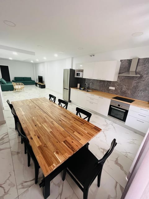 Kitchen or kitchenette, Dining area, minibar, pet friendly, stove