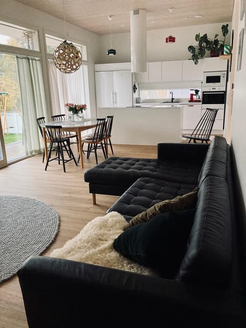 Kitchen or kitchenette, Living room, Seating area, Dining area