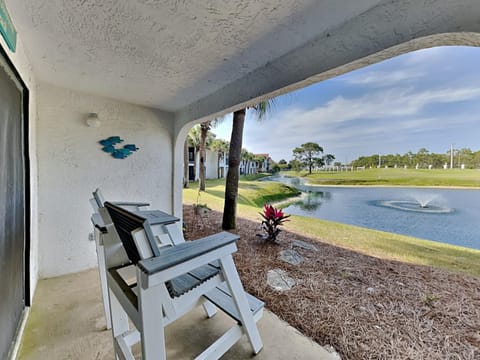 Patio, View (from property/room), Balcony/Terrace, Seating area, Lake view