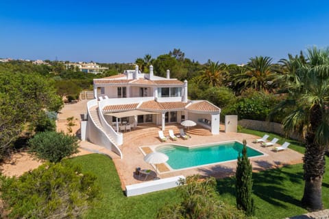 Property building, Day, Natural landscape, Garden, Garden, Balcony/Terrace, Garden view, Pool view, Swimming pool, sunbed