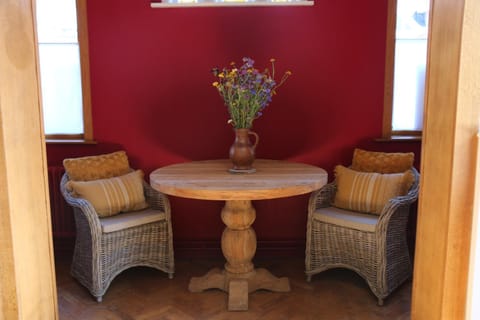 Seating area, Dining area