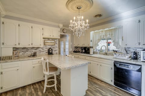 Bristol Retreat with Creek Access 2 Mi to Dtwn House in Bristol