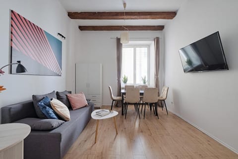 Communal lounge/ TV room, TV and multimedia, Living room, Seating area, Dining area