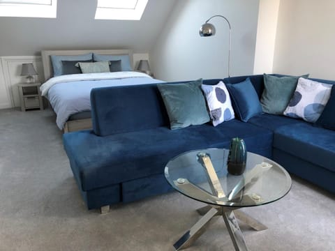 Bed, Seating area