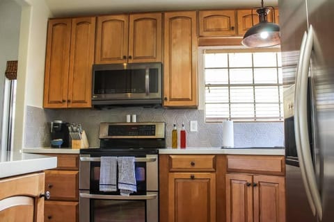 Lakefront Hacienda with Pool, Hot-tub, Tennis House in Gilbert