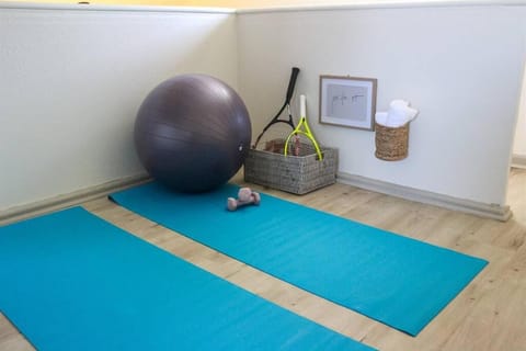 Lakefront Hacienda with Pool, Hot-tub, Tennis House in Gilbert