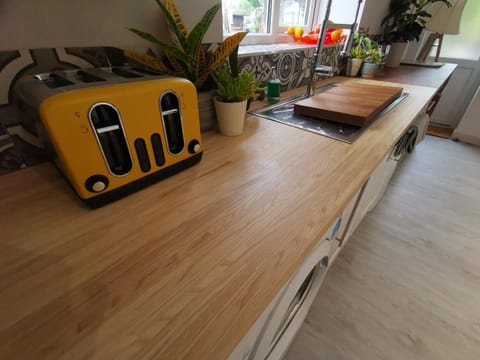 Kitchen or kitchenette, Living room, Food and drinks, Food and drinks, Photo of the whole room, Seating area, Dining area, Guests, Guests, Guests, Drinks, Drinks, Alcoholic drinks, Alcoholic drinks, Non alcoholic drinks, Non alcoholic drinks, storage, storage, storage, stove, stove, toaster, toaster, towels, towels, washing machine, washing machine, washing machine