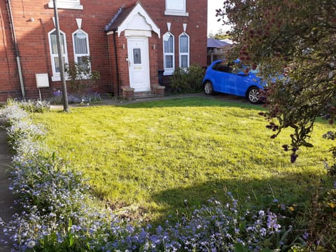 Property building, Spring, Day, Garden, Garden view, Parking