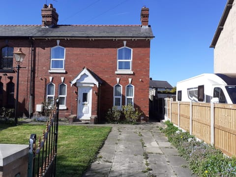 Property building, Spring, Day, Neighbourhood, Street view, Parking