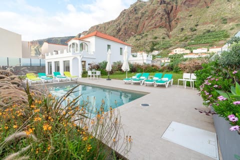 Property building, Patio, Natural landscape, Garden, Balcony/Terrace, Garden view, Mountain view, Swimming pool, sunbed