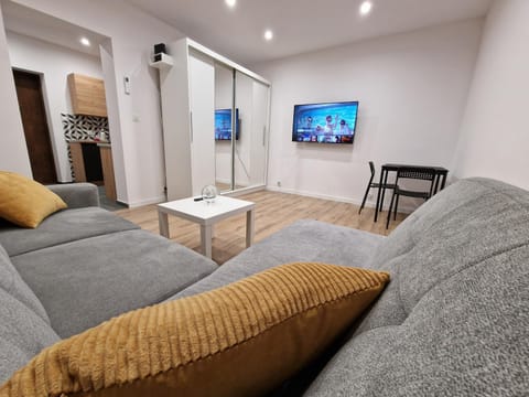 Communal lounge/ TV room, TV and multimedia, Living room, Seating area, Evening entertainment