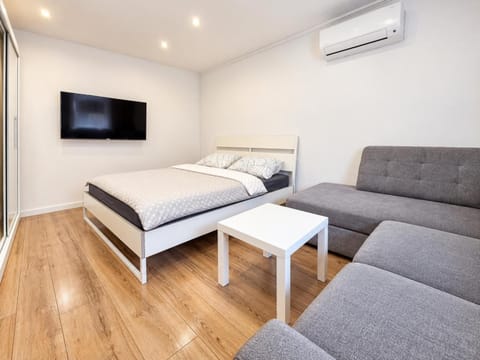 Bed, TV and multimedia, Photo of the whole room, Bedroom, air conditioner