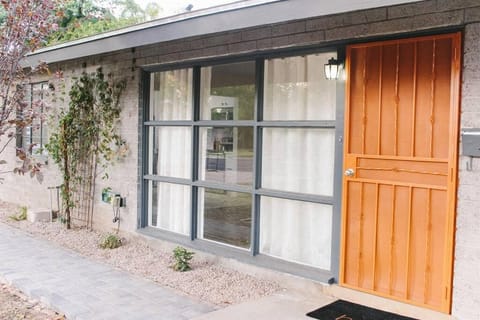 Remodeled Modern Ground Level Apt Blocks to Dwntn - B Apartment in Tempe