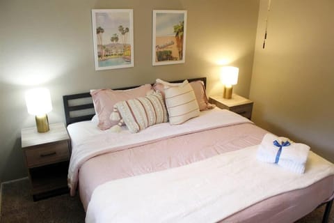 Remodeled Modern Ground Level Apt Blocks to Dwntn - B Apartment in Tempe