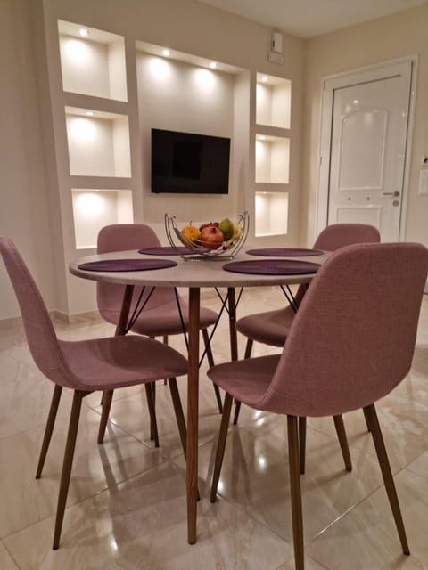 Communal lounge/ TV room, TV and multimedia, Living room, Food and drinks, Seating area, Dining area, Evening entertainment, Food