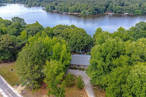 Lake Gaston Duo Kayaks and Dock Duplex 4000+ sq ft House in Bracey