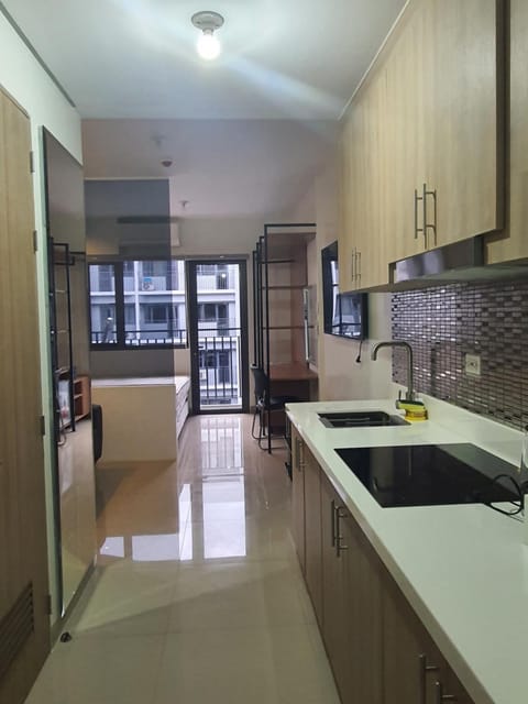 Kitchen or kitchenette, Dining area, minibar, stove