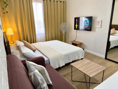Bed, TV and multimedia, Photo of the whole room, Seating area, Bedroom
