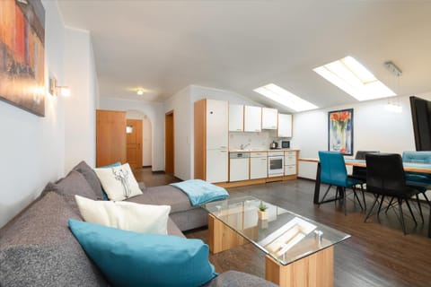 Kitchen or kitchenette, Living room, Seating area, Dining area, minibar, pet friendly