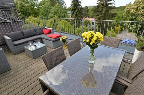 View (from property/room), Balcony/Terrace, Seating area, Street view