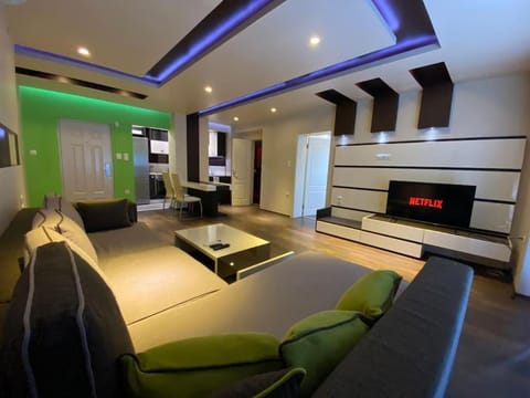 Communal lounge/ TV room, TV and multimedia, Kitchen or kitchenette, Living room, Seating area