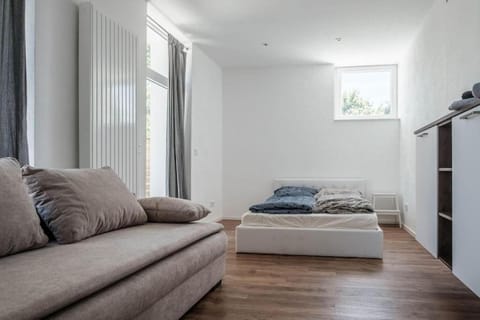 Seating area, Bedroom, towels