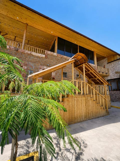Property building, Day, Balcony/Terrace