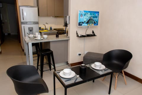 Coffee/tea facilities, Kitchen or kitchenette, Living room, Dining area, stove