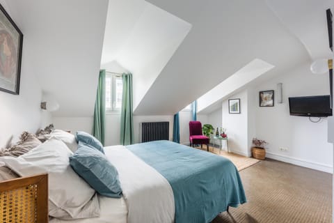 Bed, TV and multimedia, Photo of the whole room, Bedroom