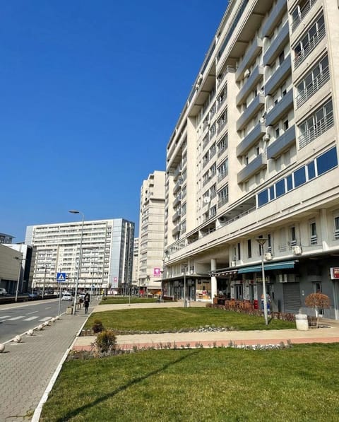 Property building, Day, Neighbourhood, Street view, Location