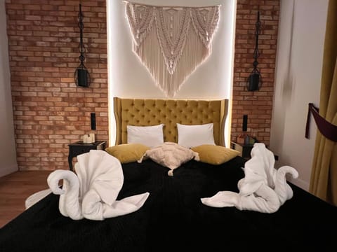 Bed, Bedroom, towels