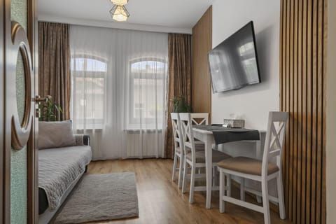 Bed, TV and multimedia, Living room, Photo of the whole room, Seating area, Dining area