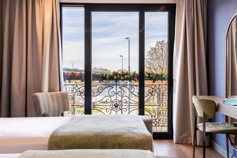 View (from property/room), Balcony/Terrace, Photo of the whole room, Seating area, River view