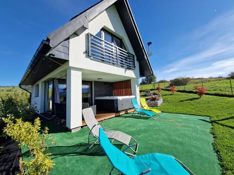 Property building, Patio, Spring, Day, Natural landscape, Garden, Evening entertainment, Garden view, Pool view, Swimming pool, sunbed